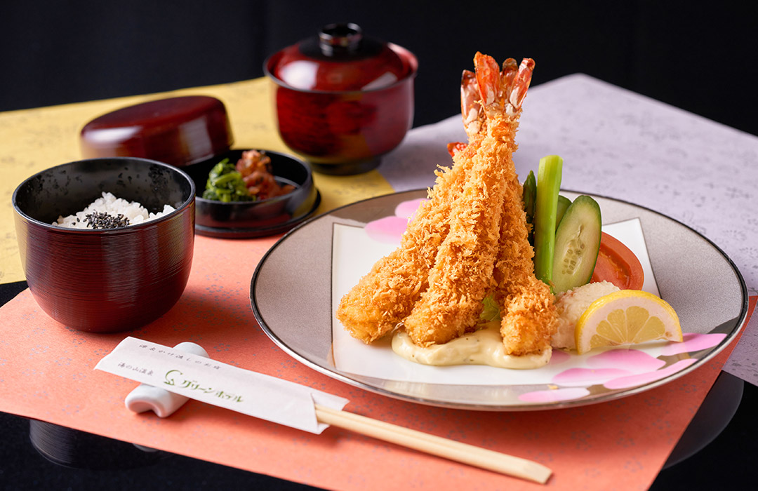 昼食メニューの海老フライ膳