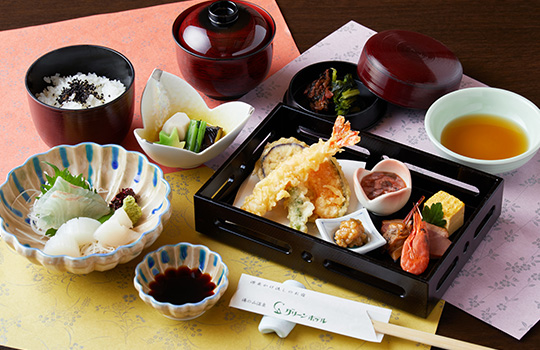 昼食メニューのまこもうどん(お造り又は天婦羅付)