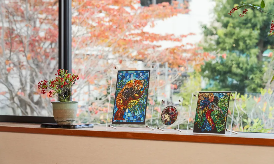 切り絵作家「モカノ介」さんの作品を館内に展示しています